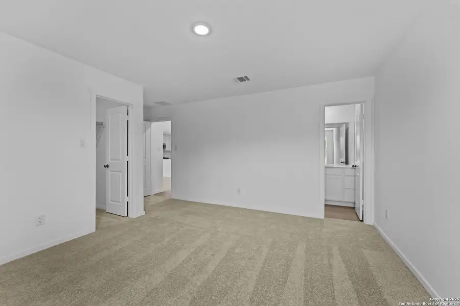 Spacious, unfurnished interior of a new home in Lodi Grove, Floresville (Image 8).