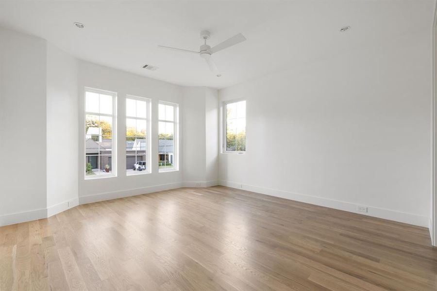 Spacious, unfurnished interior of a new home in , Dallas (Image 25).