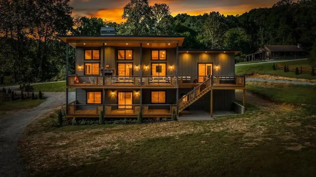 Exterior details and patio area of a home in , Blue Ridge (Image 22).