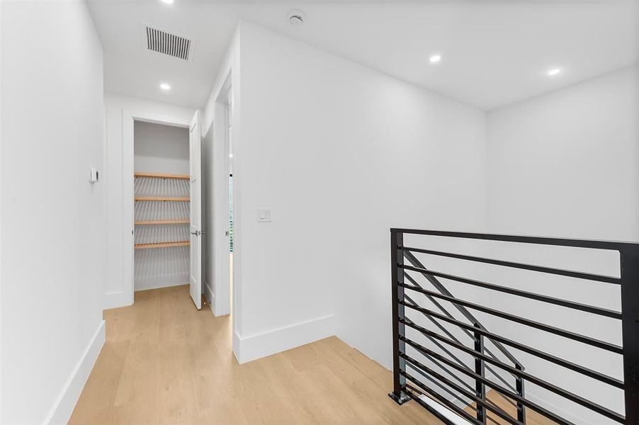 Spacious, unfurnished interior of a new home in , Fort Lauderdale (Image 17).