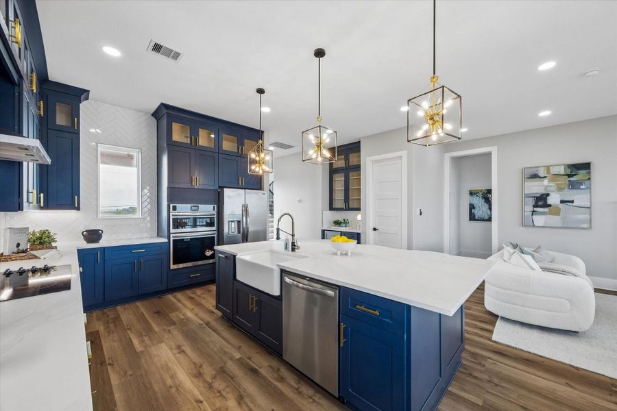 Gold hardware finishes give this kitchen a subtle yet luxurious feel! Gold hardware finishes give this kitchen a subtle yet luxurious feel!