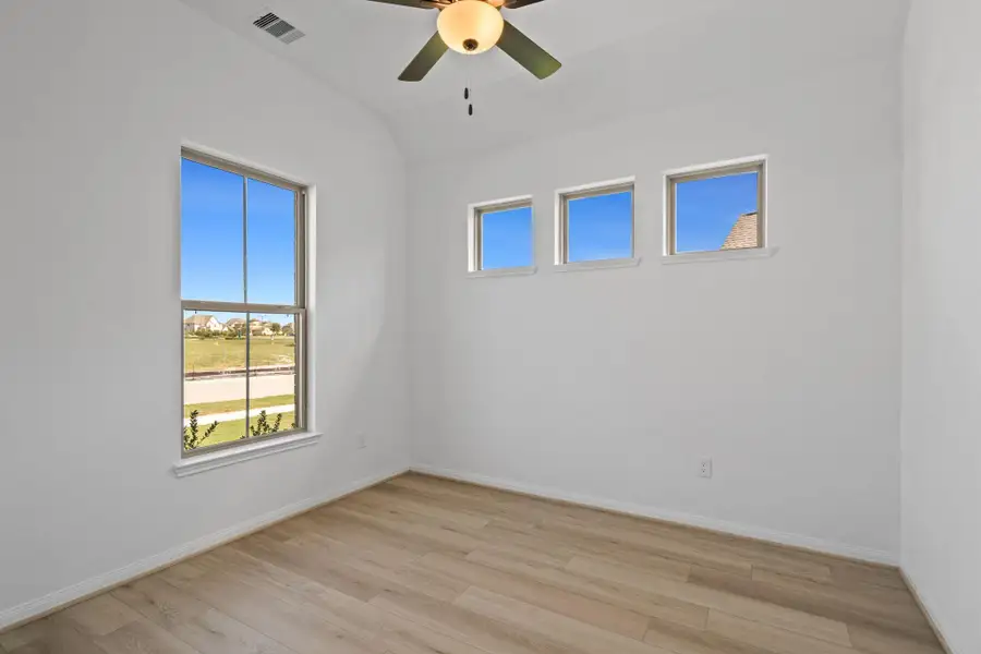 Spacious, unfurnished interior of a new home in Pomona 60', Manvel (Image 10).