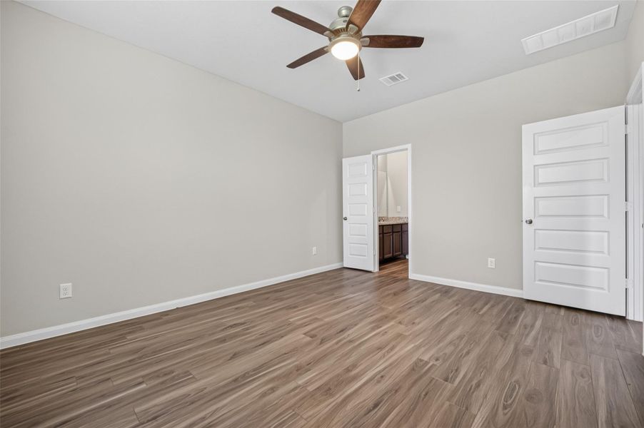 Spacious, unfurnished interior of a new home in Charleston Heights, Rosharon (Image 28).