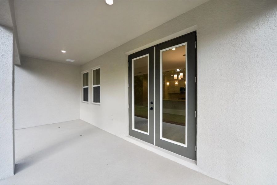 Exterior details and patio area of a home in Tyson Reserve, St. Cloud (Image 4).