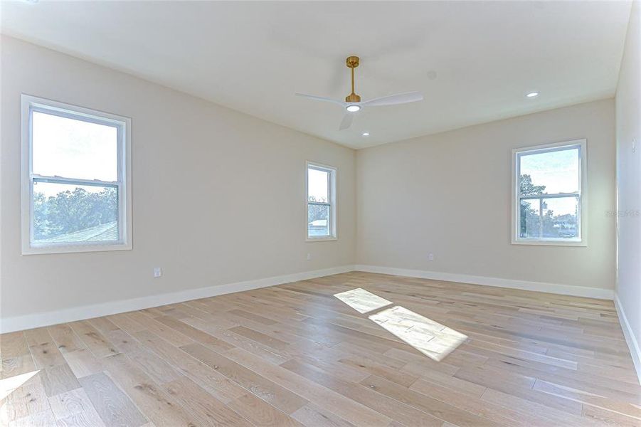 Spacious, unfurnished interior of a new home in , Tampa (Image 64).