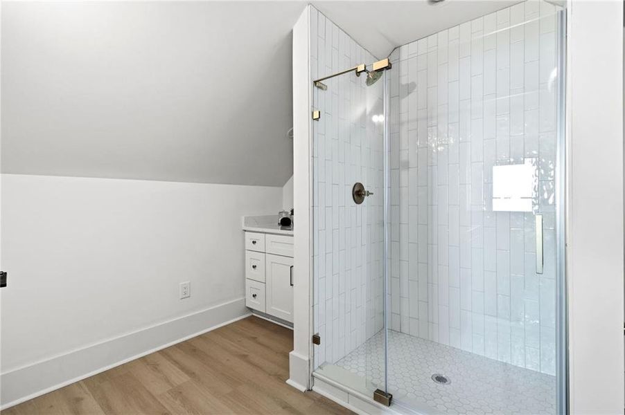 Spacious, unfurnished interior of a new home in , Jasper (Image 27).