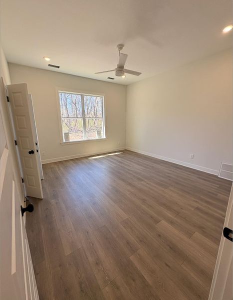 Spare room with dark wood finished floors, recessed lighting, and a ceiling fan
