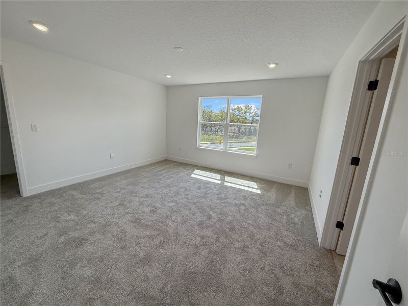 Spacious, unfurnished interior of a new home in Arbor Park, Leesburg (Image 17).