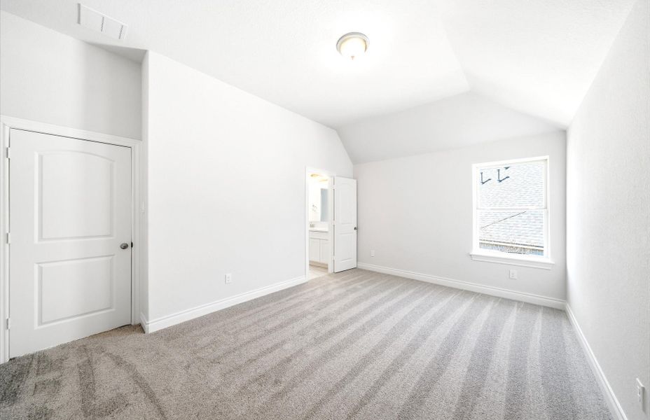 Spacious, unfurnished interior of a new home in Artavia 70′, Conroe (Image 32).