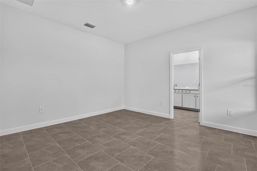 Spacious, unfurnished interior of a new home in Lennar at Turnleaf, Punta Gorda (Image 9).
