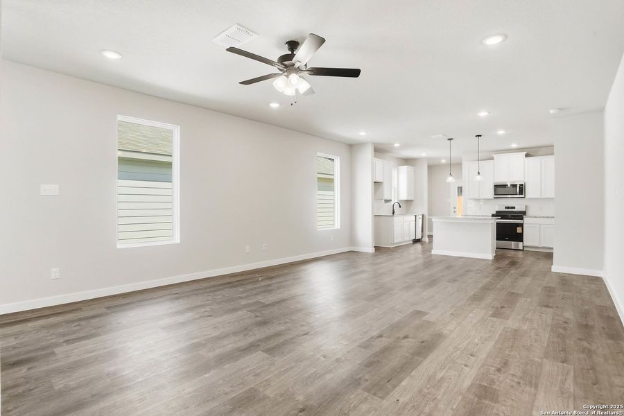 Spacious, unfurnished interior of a new home in Fairway Crossing 40s, San Antonio (Image 39). Spacious, unfurnished interior of a new home in Fairway Crossing 40s, San Antonio (Image 39).