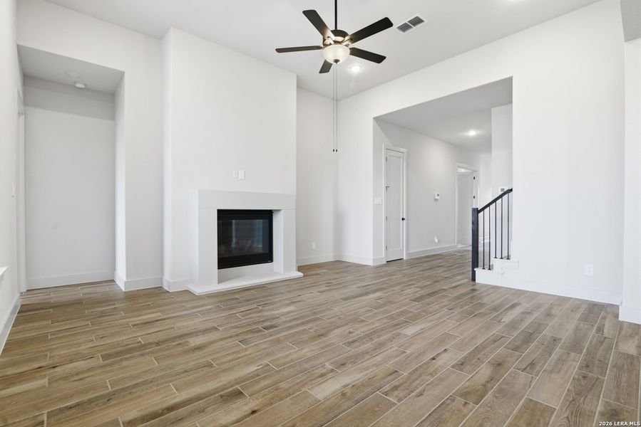 Spacious, unfurnished interior of a new home in Haby Hill 50s, San Antonio (Image 40).