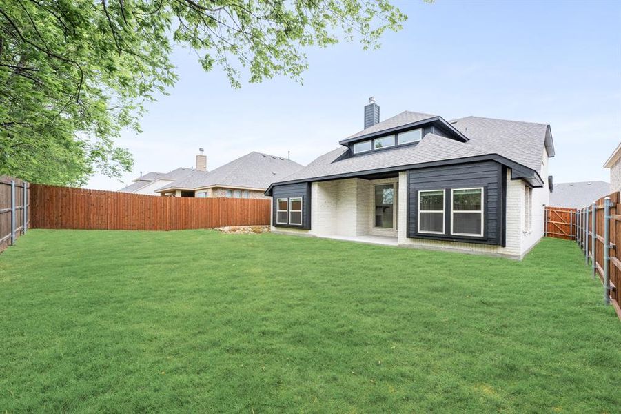 Exterior details and patio area of a home in Star Ranch, Godley (Image 3).
