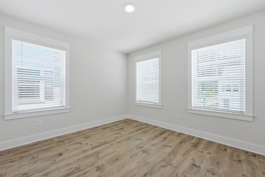 Spacious, unfurnished interior of a new home in , Charleston (Image 27).