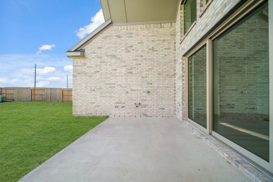 Exterior details and patio area of a home in Valencia 70', Manvel (Image 2).