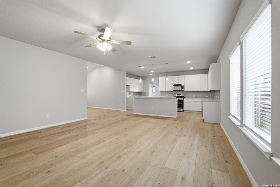 Spacious, unfurnished interior of a new home in Hennersby Hollow, San Antonio (Image 12).