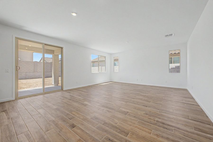 Spacious, unfurnished interior of a new home in Frontera, Surprise (Image 9).