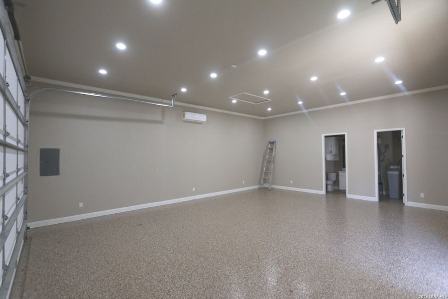 Spacious, unfurnished interior of a new home in , La Vernia (Image 25).