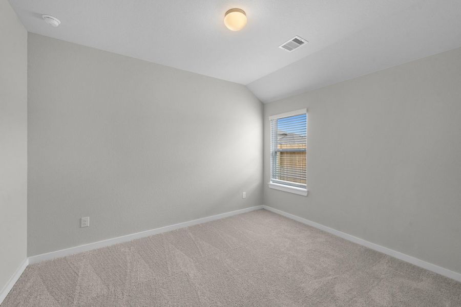 Spacious, unfurnished interior of a new home in Barton Creek Ranch, Conroe (Image 20).