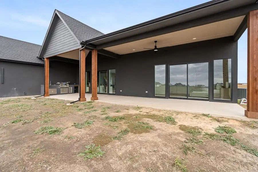 Exterior details and patio area of a home in , Venus (Image 3).