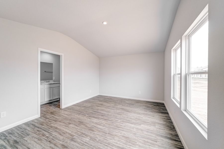 Spacious, unfurnished interior of a new home in Santa Fe, Cleveland (Image 13).