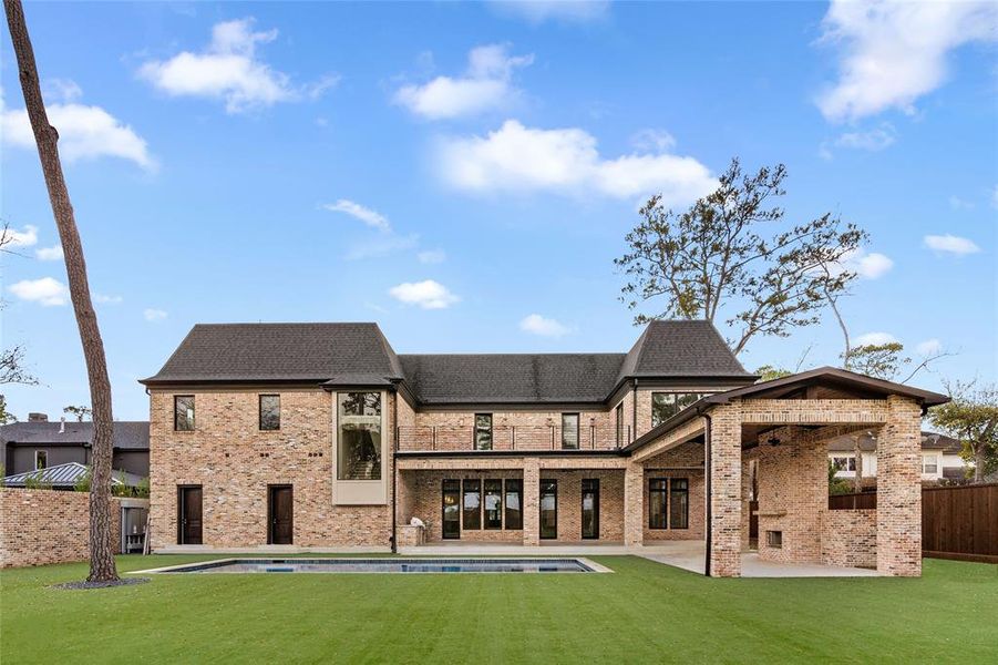 A turf lawn makes this fully fenced yard so easy to care for.