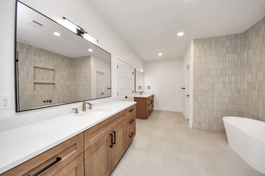 Furnished interior view inside a new home in , Rosharon (Image 8).