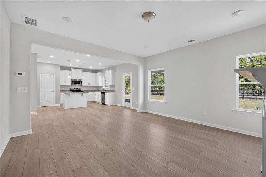 Spacious, unfurnished interior of a new home in Southbend, Rome (Image 37).