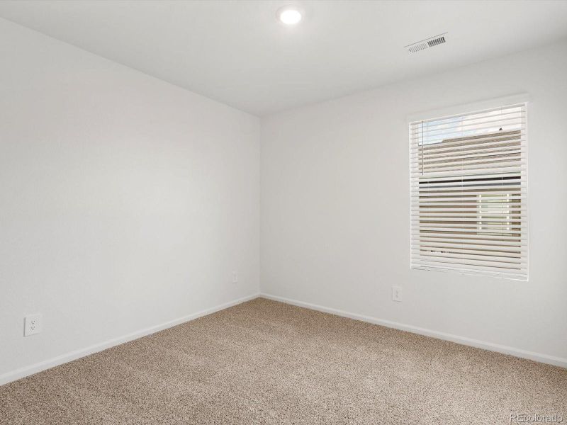 Spacious, unfurnished interior of a new home in Skyview at High Point, Aurora (Image 16).