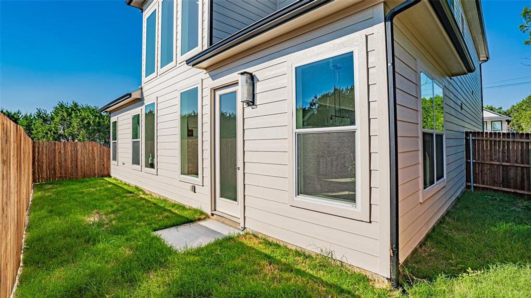 Exterior details and patio area of a home in , Granbury (Image 4).