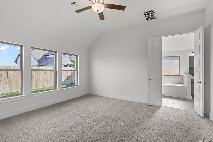 Spacious, unfurnished interior of a new home in Nopal Valley, San Antonio (Image 18).