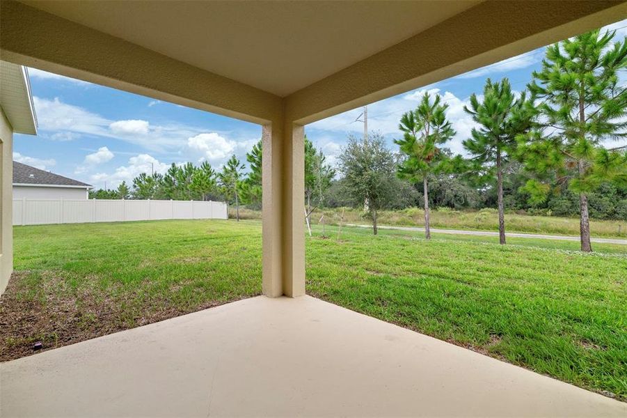 Exterior details and patio area of a home in Lake Lincoln, Eustis (Image 3).