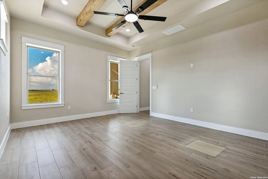 Spacious, unfurnished interior of a new home in , La Vernia (Image 37).