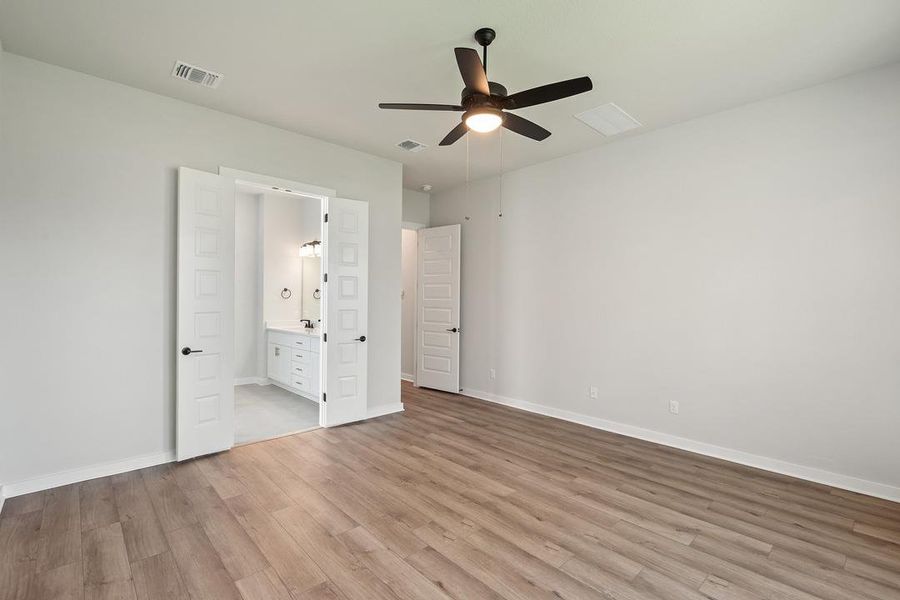 Spacious, unfurnished interior of a new home in Wolf Ranch, Georgetown (Image 31).