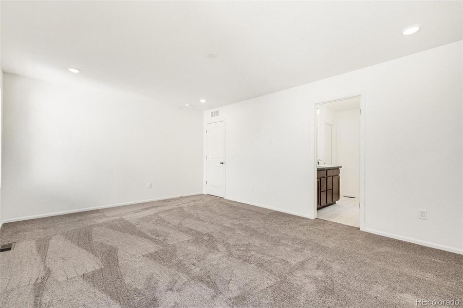 Spacious, unfurnished interior of a new home in Farmlore, Brighton (Image 24).