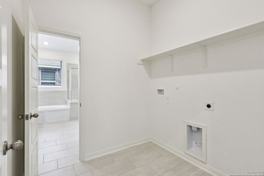 Spacious, unfurnished interior of a new home in Fox Falls, Boerne (Image 20).