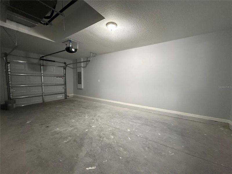 Spacious, unfurnished interior of a new home in , Dunnellon (Image 9).