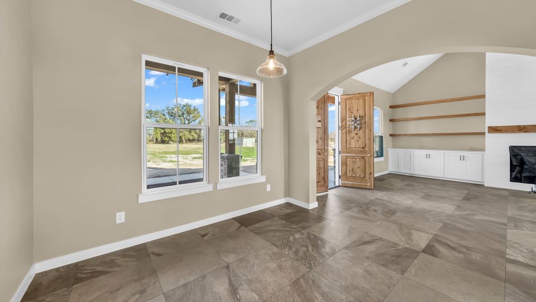 Spacious, unfurnished interior of a new home in Oak Water Ranch, Granbury (Image 14).