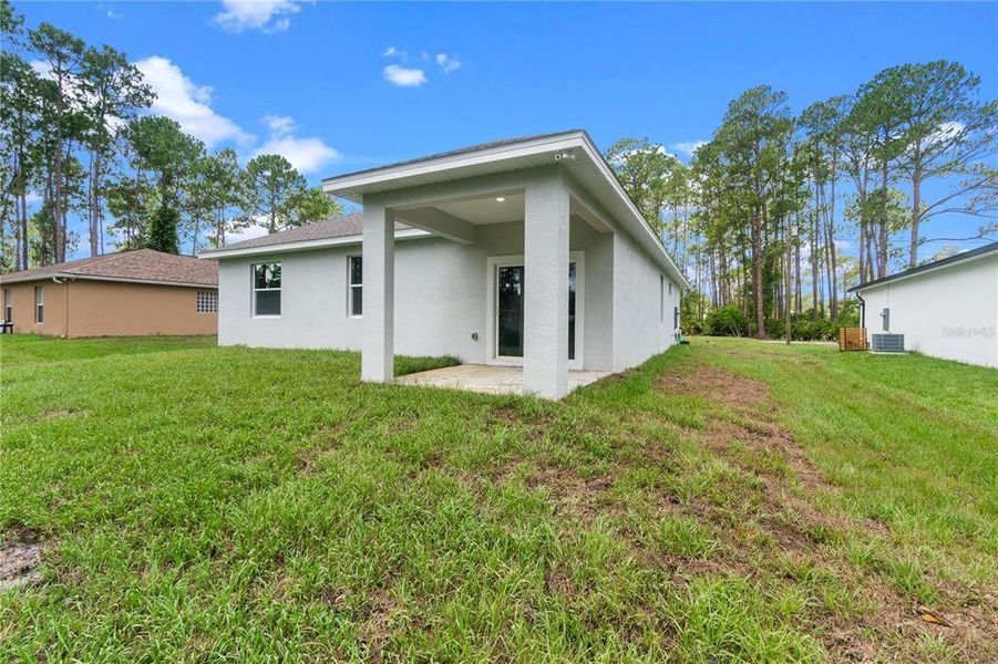 Exterior details and patio area of a home in , Deland (Image 3).