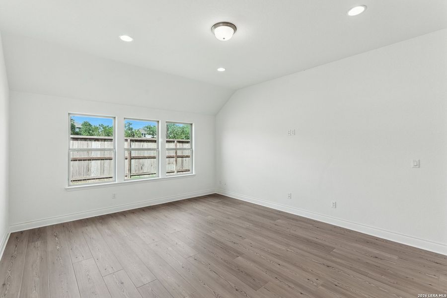 Spacious, unfurnished interior of a new home in Nopal Valley, San Antonio (Image 24).