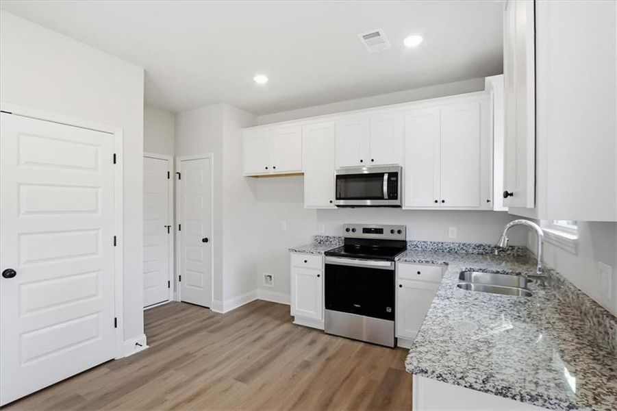 Furnished interior view inside a new home in , Lavonia (Image 7).