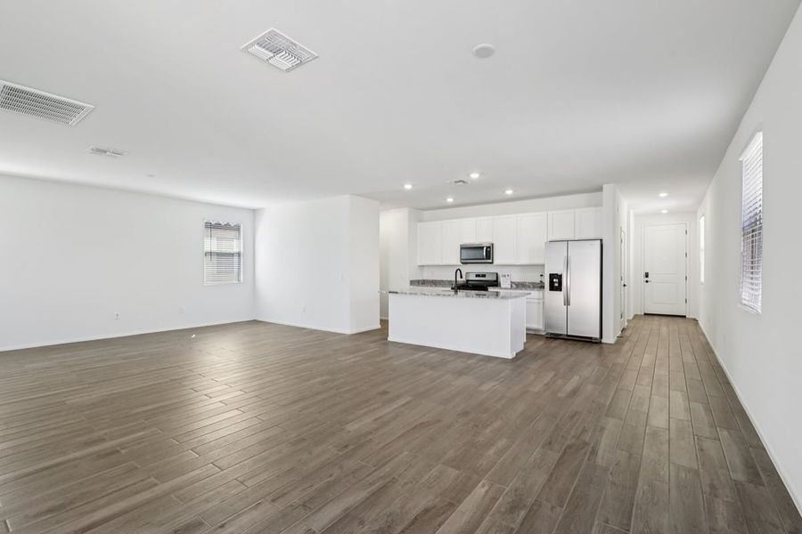 Spacious, unfurnished interior of a new home in Wildflower Reserve, Tucson (Image 6).
