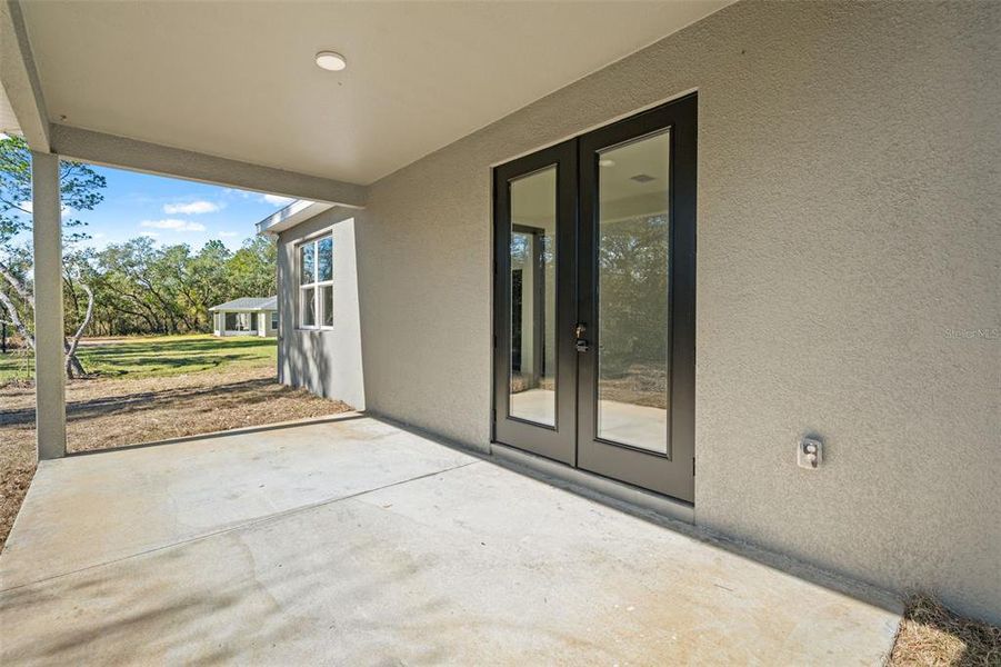 Exterior details and patio area of a home in , Dunnellon (Image 30).
