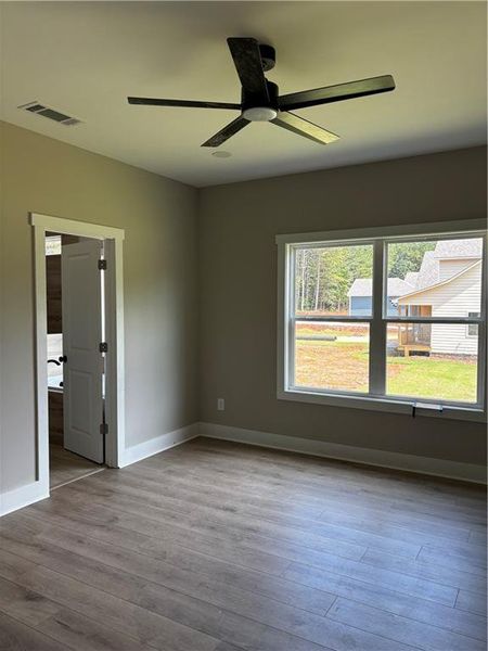 Spacious, unfurnished interior of a new home in , Oxford (Image 10).