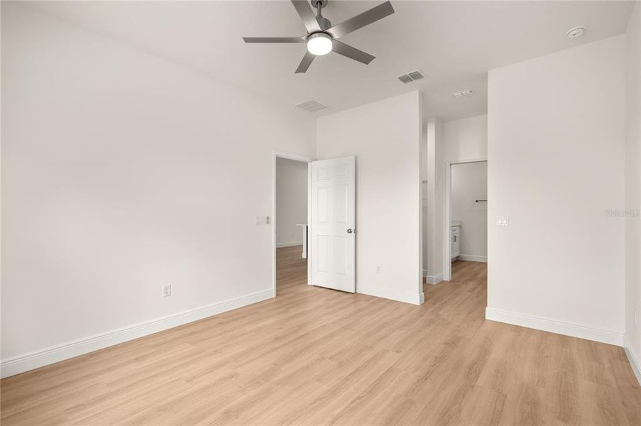 Spacious, unfurnished interior of a new home in , Osteen (Image 38).