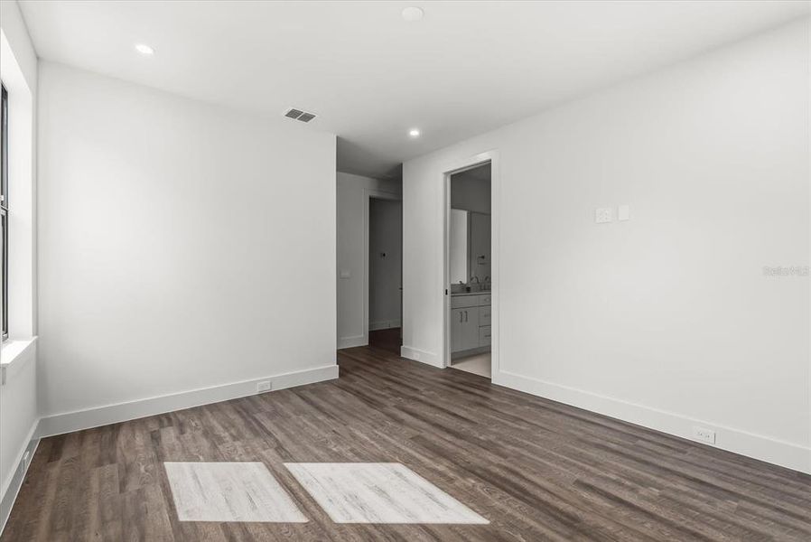 Spacious, unfurnished interior of a new home in , Orlando (Image 25).