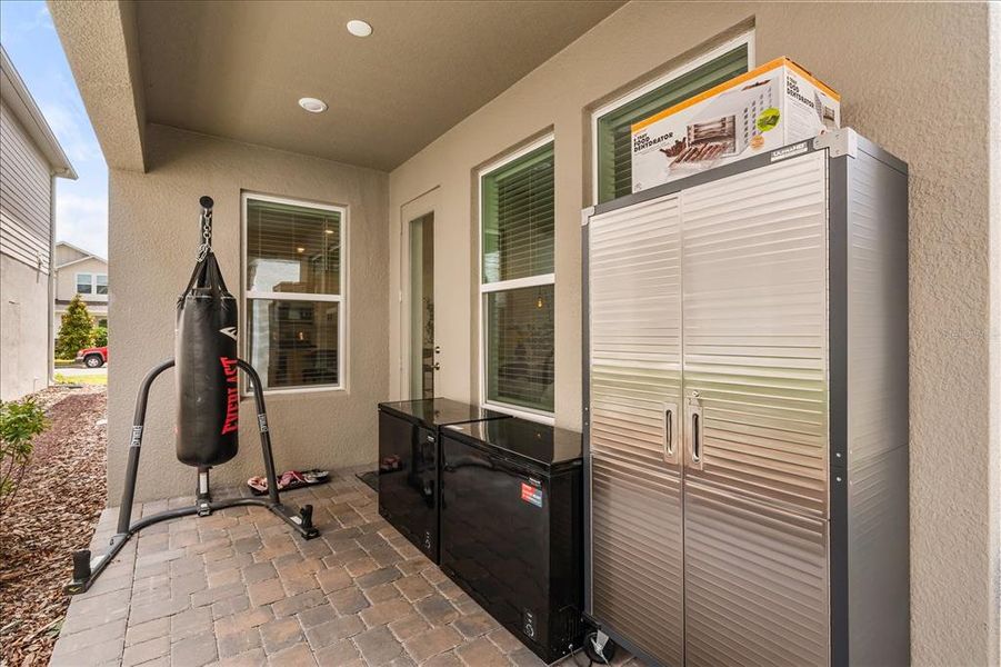 Exterior details and patio area of a home in , Winter Garden (Image 4).