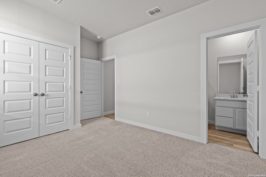 Spacious, unfurnished interior of a new home in Cinco Lakes, San Antonio (Image 18).