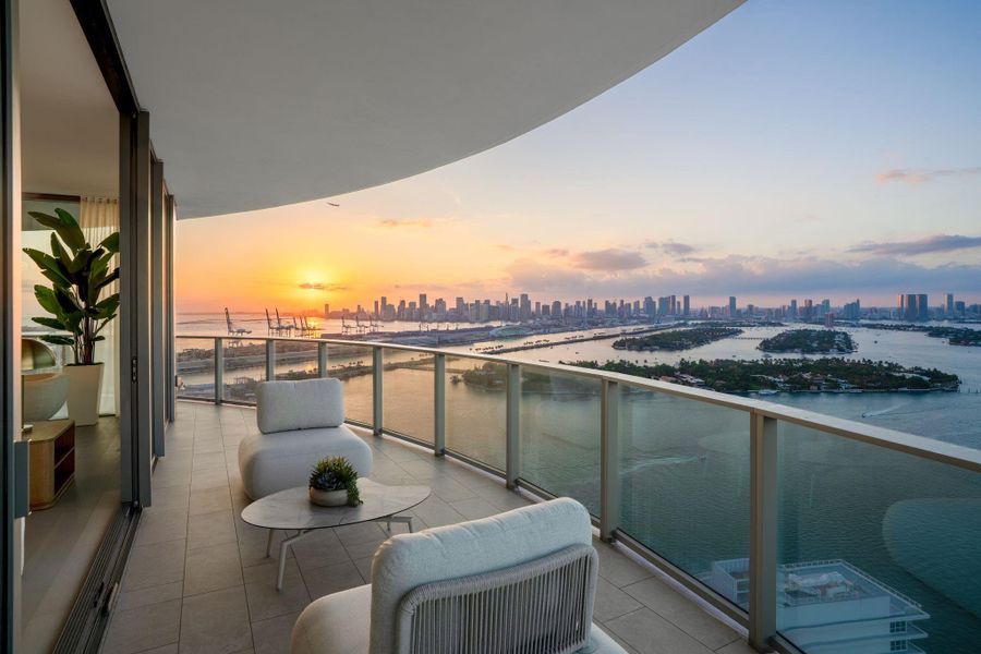 Condo located in Miami Beach, FL showcasing its design and architecture (Image 28).