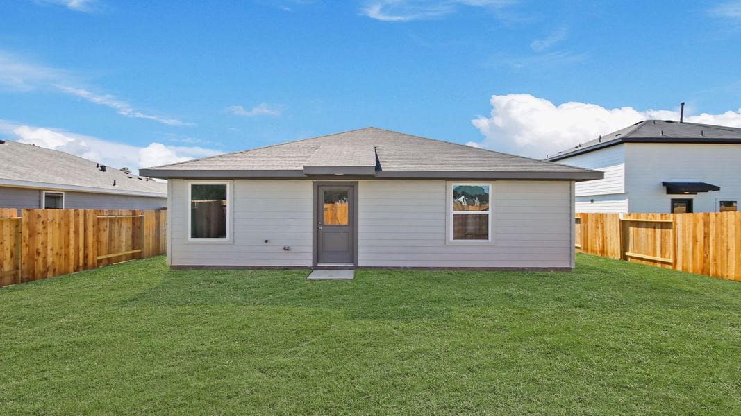 Exterior details and patio area of a home in Silverthorne, Conroe (Image 3).